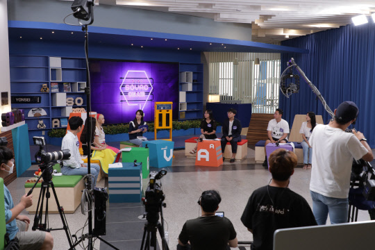 2020이 다음달 1일 개막해 24일까지 온라인으로 개최된다. 사진은 방송인 허영지(앞줄 왼쪽4번째)와 대학생 패널들이 16일 방송예정인 '1020 체인지 메이커가 뜬다' 세션을 제작하는 모습. >SOVAC사무국 제공>